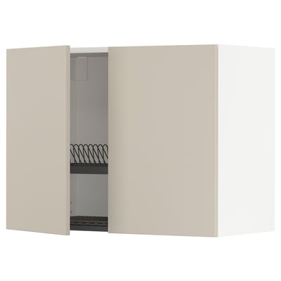 Un mueble de cocina METOD beige abierto con un escurridor de platos de alambre insertado.