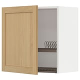 Un mueble de cocina abierto de madera con un estante de platos de metal.