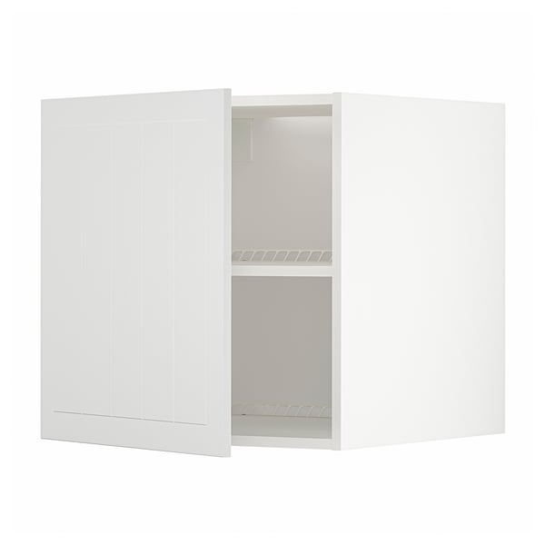 Mueble de cocina METOD blanco con una puerta abierta, mostrando estantes.