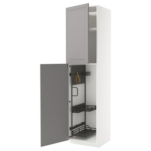 Un mueble de cocina METOD blanco con puertas grises y organizadores extraíbles. Es alto, rectangular y tiene un diseño moderno con una garantía de 25 años.