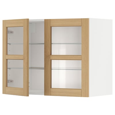 Mueble de cocina de pared, blanco y roble, con puertas de cristal.