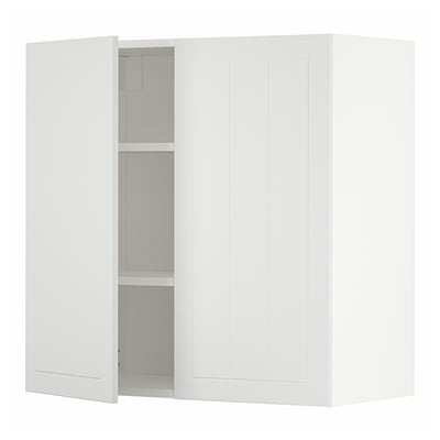 Un armario de pared METOD blanco con una puerta abierta, que revela estantes ajustables.