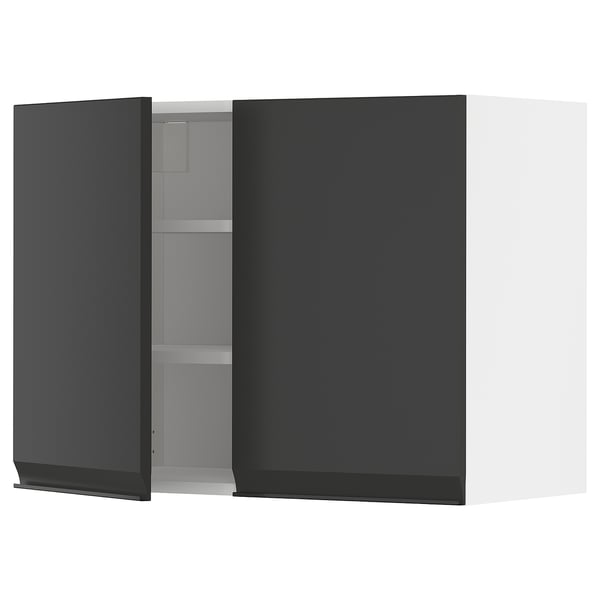 Moderno mueble de cocina negro con una puerta abierta, mostrando estantes ajustables. Elegante acabado mate con mango minimalista.