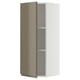 Moderno mueble alto blanco con puerta oscura brillante, manijas integradas, estante ajustable.