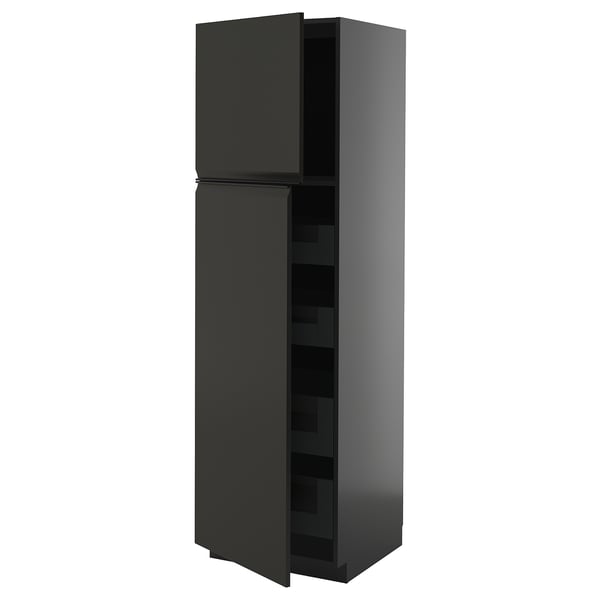 Moderno mueble de cocina negro con estantes, tiradores minimalistas.