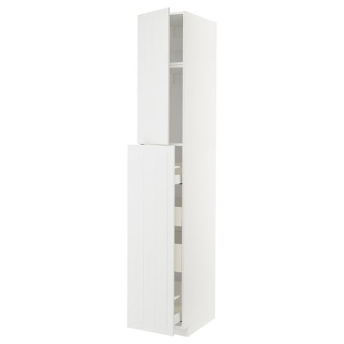 Juego de muebles de cocina blancos con dos puertas y varios estantes, que forma parte del sistema METOD, con un diseño moderno y minimalista.