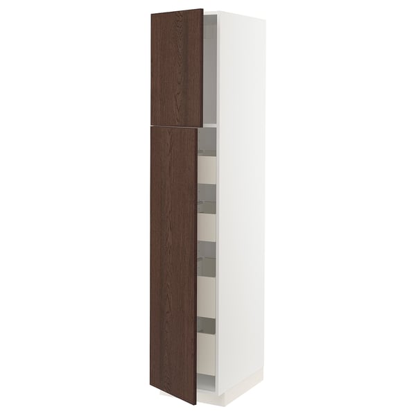 Armario blanco de altura vertical con puertas de madera marrón oscuro, diseño elegante, incluye estantes.