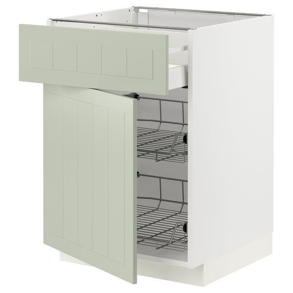 Mueble de cocina blanco abierto con cesta de alambre extraíble, puertas de panel verde claro.
