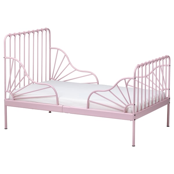 Una cama metálica MINNEN rosa pensada para niños, con cabecero y pie de cama curvos, y colchón blanco.