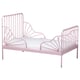 Una cama de metal MINNEN rosa con colchón blanco, pensada para los niños. La cama tiene un cabecero y un pie de cama decorativos en forma de corazón.