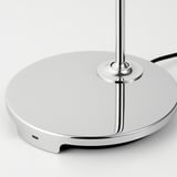 Moderna lámpara de escritorio cromada con diseño elegante y articulaciones ajustables, con puerto de carga USB-C.