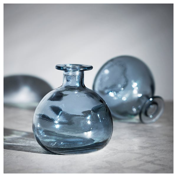 Tres jarrones de vidrio reciclado con tonos azules, textura de burbuja y formas redondeadas.