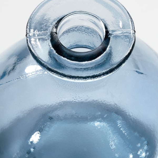 Jarrón de vidrio transparente, hecho a mano con burbujas de aire visibles y variaciones de color, que muestra un aspecto honesto y único.