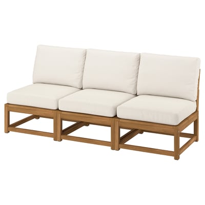 Elegante juego de sofás para exteriores con líneas limpias y cómodos cojines blancos, elaborados con madera de acacia duradera para la relajación en el patio trasero.