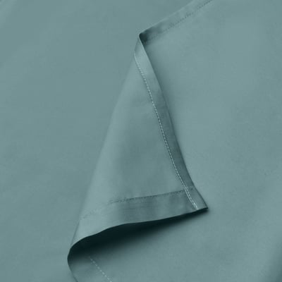 Sábana NATTJASMIN, azul verdoso, tejido liso de satén, rectangular con borde plisado.