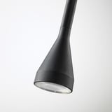 Moderna lámpara negra con cuello ajustable y luz LED brillante, que proporciona una iluminación enfocada y sin deslumbramiento.