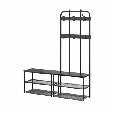 Perchero de metal negro con banco y guardazapatos. Tres niveles, ganchos y estantes de malla. Diseño industrial moderno.
