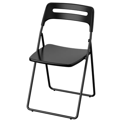 Esta imagen muestra una silla plegable NISSE negra, diseñada para un fácil almacenamiento con una forma rectangular liviana y patas de metal.