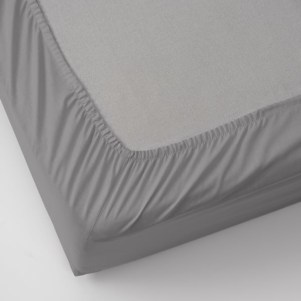 Sábana bajera gris con bordes elásticos, diseñada para adaptarse a colchones de hasta 26 cm de grosor. Confeccionado en 100% algodón para mayor comodidad y transpirabilidad.