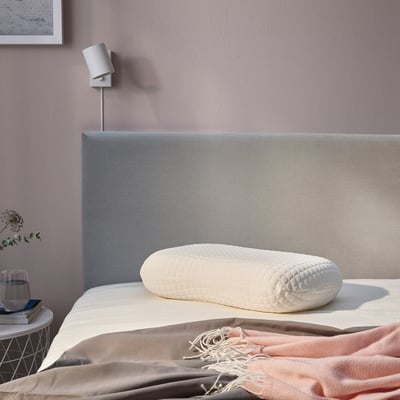 Almohada NORDSTÅLÖRT, blanca, rectangular, ergonómica, acolchada, espuma viscoelástica, poliéster reciclado.