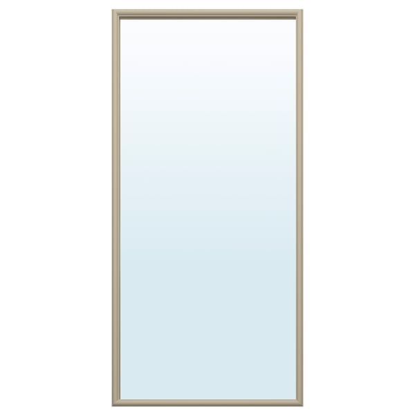 Espejo de pared rectangular con marco plateado. Muestra un diseño minimalista y moderno.