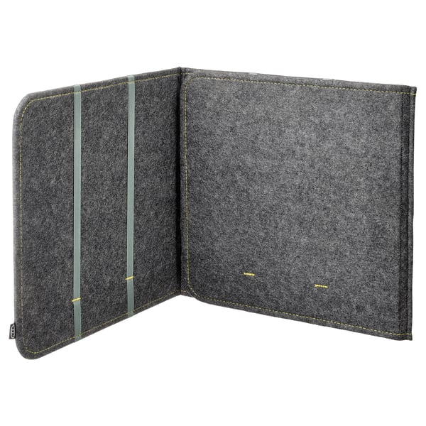 Separador de escritorio plegable gris oscuro con detalles en verde, fabricado en tela afieltrada para mayor absorción del sonido y privacidad.