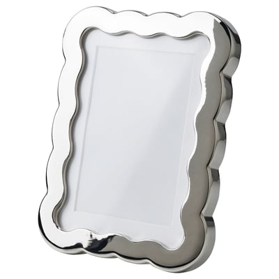 Montura PÄRLHAGTORN: plata, en forma de onda, aluminio metálico, sostiene fotos, aspecto elegante y pulido.