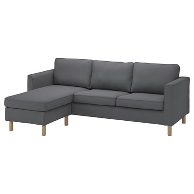 El sofá modular PÄRUP en color gris, con una moderna forma de L, sostenido por patas de madera, diseñado para la comodidad y el estilo.