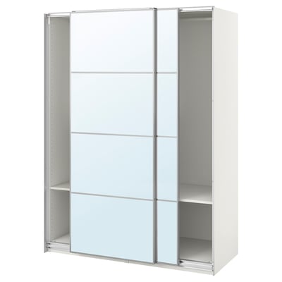 Un armario PAX blanco de ikea con puertas correderas de cristal. Tiene un diseño abierto para facilitar el acceso.