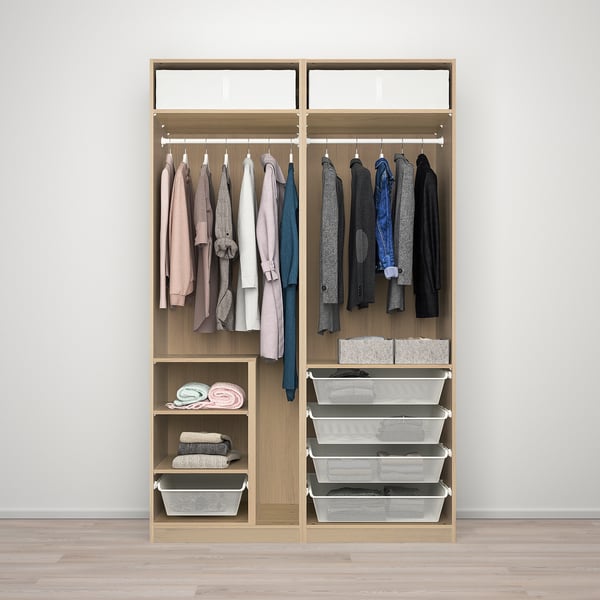 El armario con puertas corredizas incluye estantes, barras para colgar y compartimentos de almacenamiento de malla.