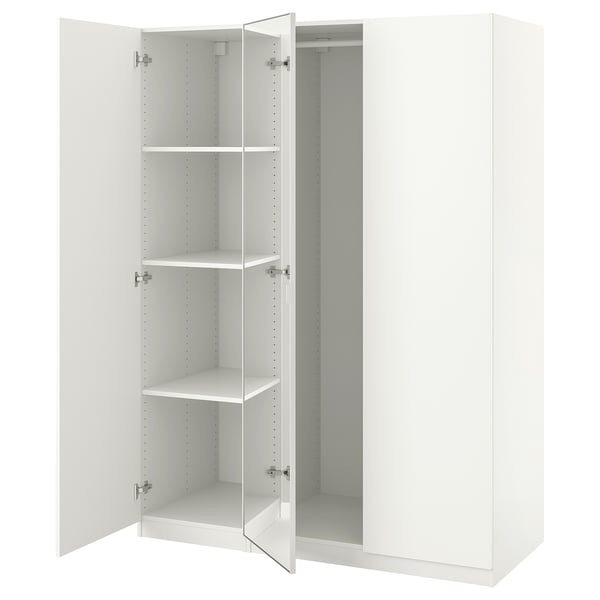 Un armario blanco PAX de ikea con puertas de espejo y estantes ajustables.
