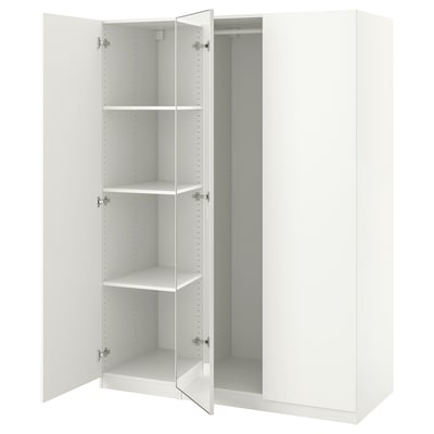 Un armario blanco PAX de ikea con puertas de espejo y estantes ajustables.