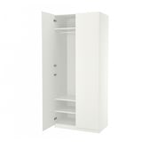Un armario blanco abierto de ikea PAX con diseño minimalista, pies ajustables, estantes internos y bisagras de cierre suave.