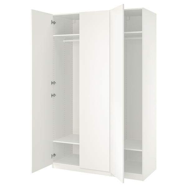 Armario blanco ikea PAX con puertas abiertas, con estantes y rieles.