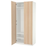 Un armario abierto PAX de ikea en color blanco con puertas de madera clara. Tiene estantes y un perchero en su interior.