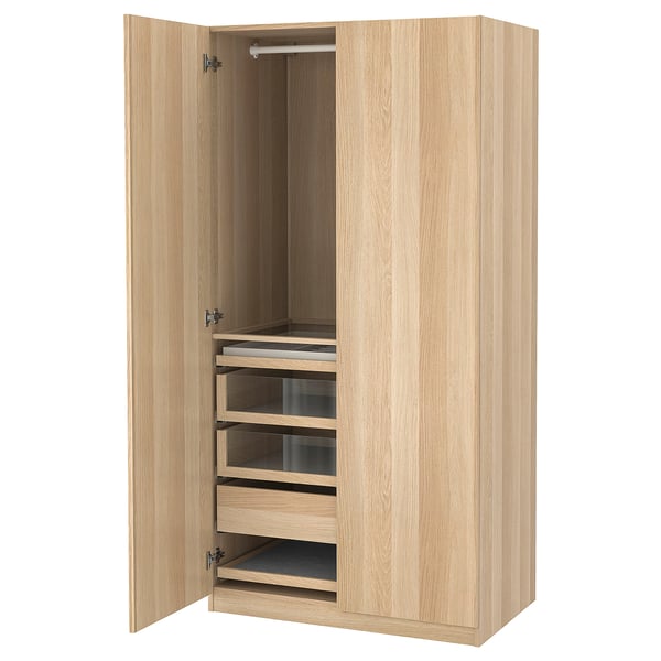 Armario PAX: roble claro, madera, rectangular, puertas abiertas que muestran cajones y estantes.