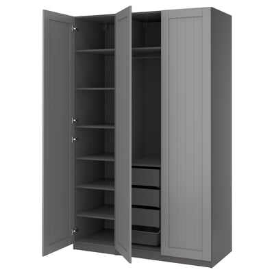 Armario PAX gris, puertas abiertas, cinco estantes, dos cajones, cesta de malla.