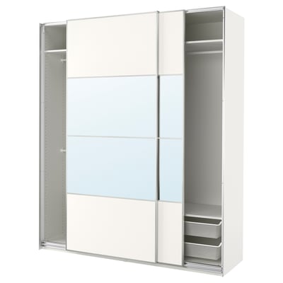 Un armario PAX blanco con puertas correderas con espejos, con cestas de malla y estantes de almacenamiento.