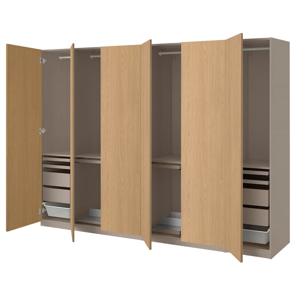 Armario PAX de madera, marrón claro, diseño modular con puertas abiertas que revelan estantes, cajones y espacio para colgar ajustables.