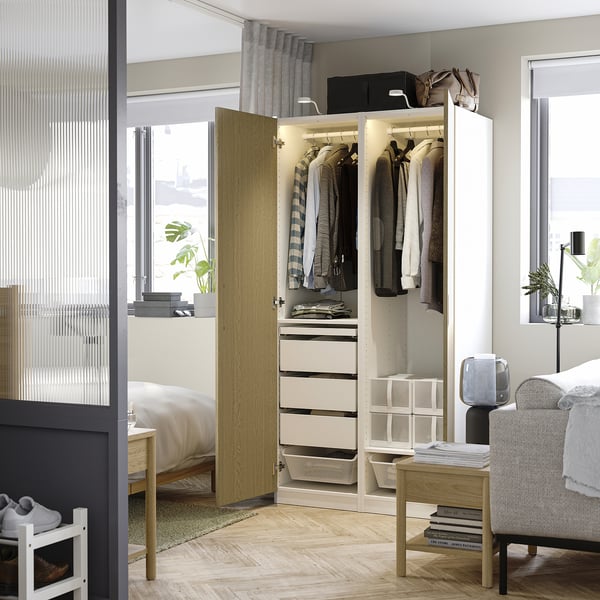 Un dormitorio moderno con un armario abierto que muestra ropa y soluciones de almacenamiento.