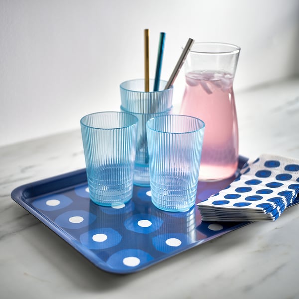 Bandeja de melamina de lunares azules con vasos y jarra
