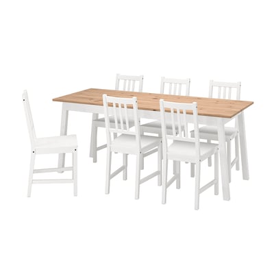Un juego de comedor de madera de pino y blanco llamado PINNTORP, que incluye una mesa rectangular y seis sillas a juego con respaldos altos.