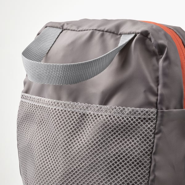 Mochila gris con top con cordón y bolsillo delantero de malla. Correas para los hombros ajustadas para mayor comodidad.