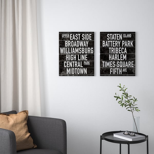Letreros de metro y sofá con decoración.