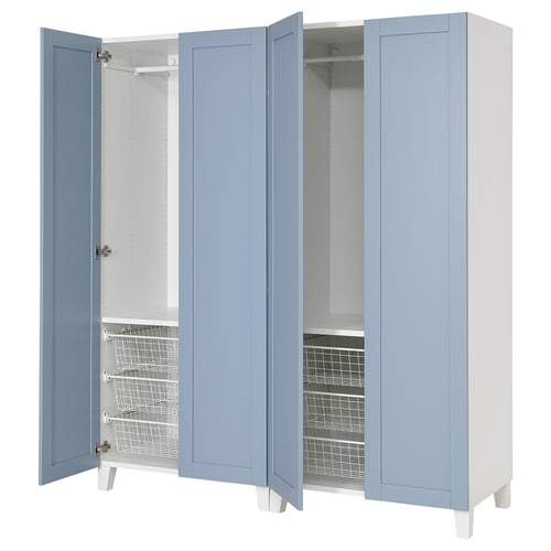 Mueble de almacenaje PLATSA azul con puertas abiertas, estantes de alambre, patas blancas.
