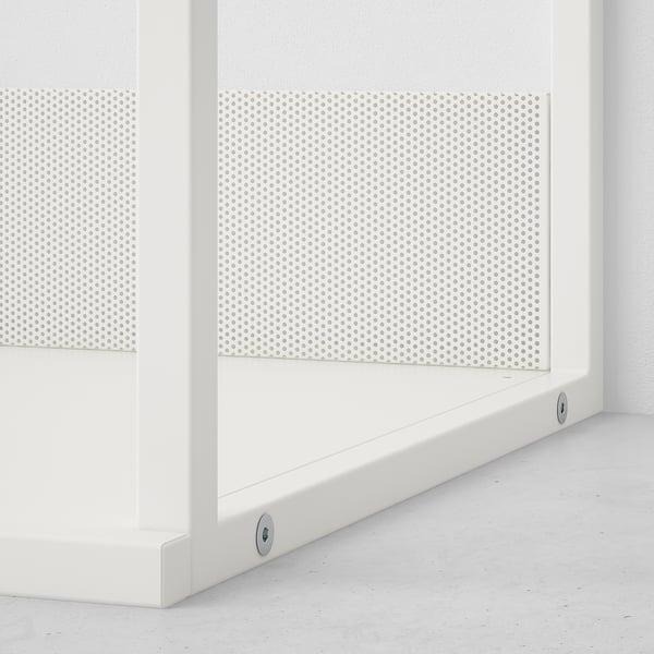 Un panel perforado blanco montado en una pared, con bordes limpios y elegantes y un diseño moderno.
