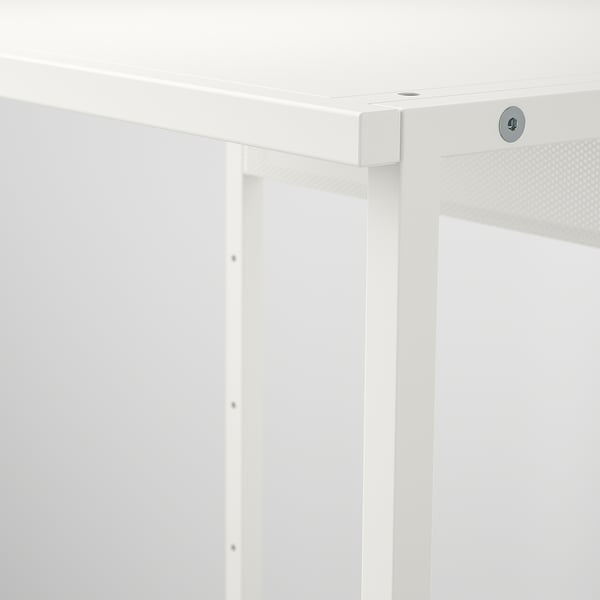 Primer plano de armarios blancos PLATSA robustos, marco de metal liso y puerta ventilada.