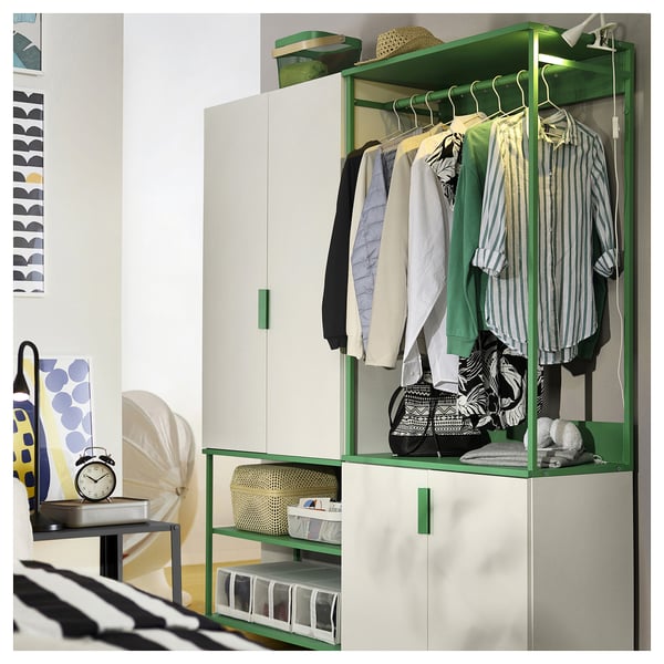 Dormitorio moderno con almacenamiento PLATSA verde: unidad abierta, ropa y estantes.