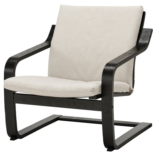 Silla Ikea POÄNG negra, cojín beige claro, diseño curvo moderno.