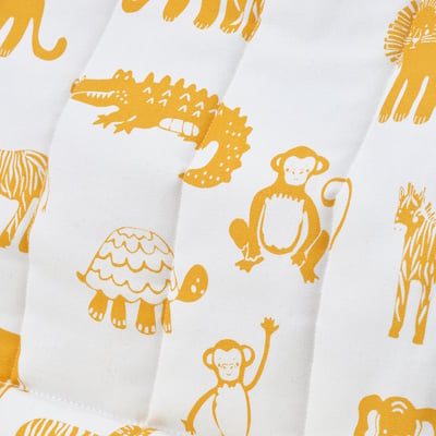 Sillón infantil POÄNG: estructura de madera clara, tejido safari amarillo y blanco, cojín acolchado, diseño curvo.